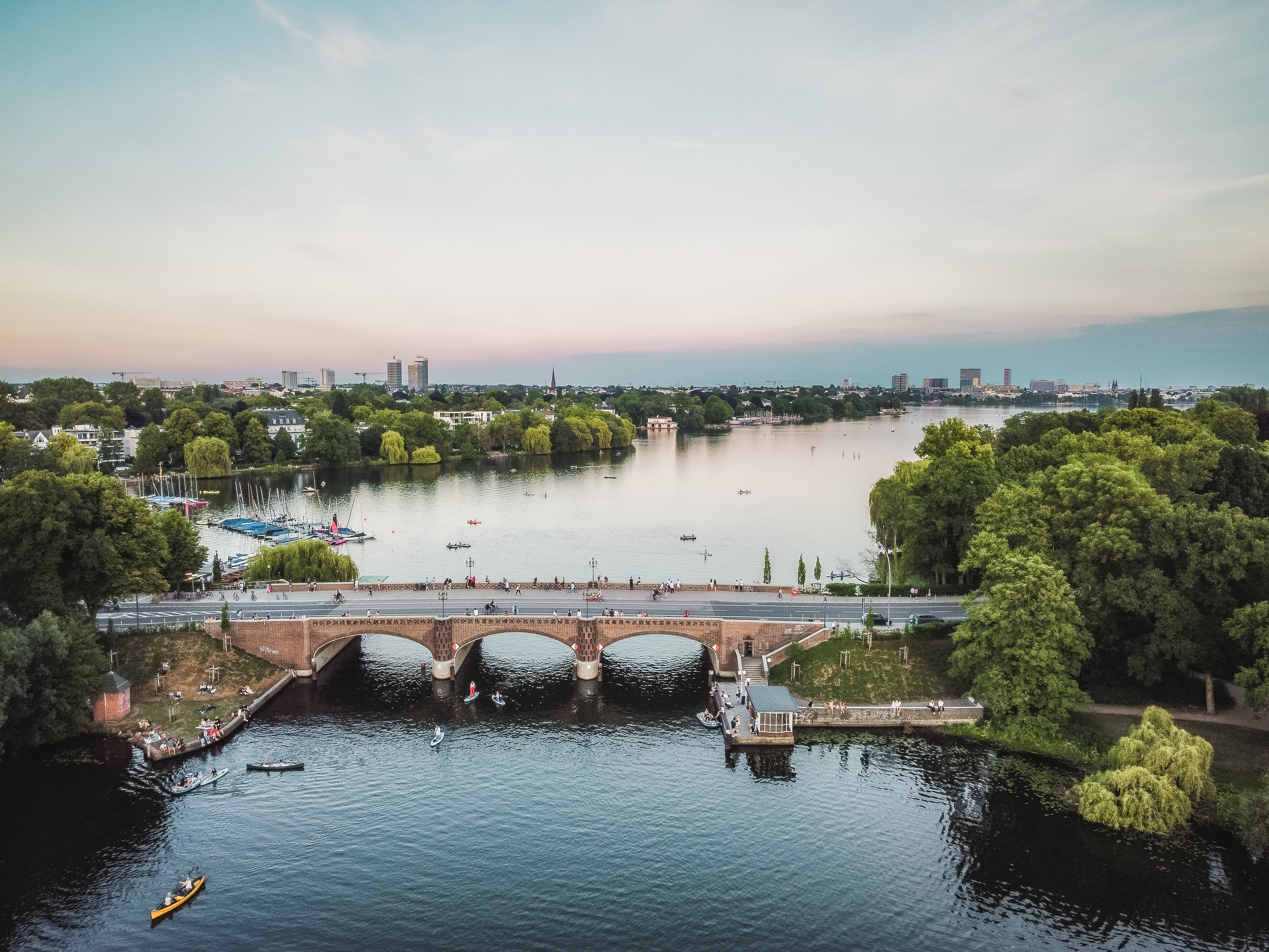 Die Hamburger Außenalster im Morgenlicht – seit 2002 der Standort von .BOSYS